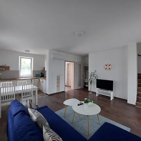 Vitorlas Apartment *
