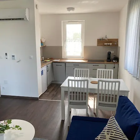 Vitorlas Apartment *